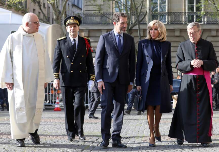 Brigitte Macron très chic pour rendre hommage à Notre-Dame de Paris, elle ressort l’une de ses ...