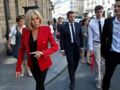 Brigitte Macron sublime avec son blazer rouge army