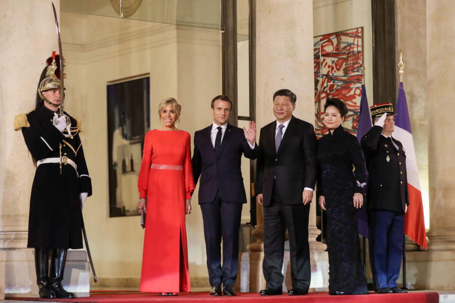 Brigitte Macron ultrachic et glamour en robe longue rouge et fendue