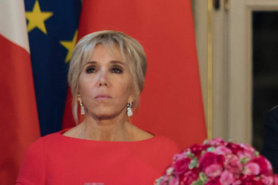 Brigitte Macron ultrachic et glamour en robe longue rouge et fendue
