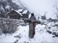 Himachal Pradesh, India, une vieille femme porte du bois sur son dos