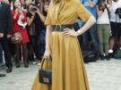 Céline Dion en robe longue jaune moutarde