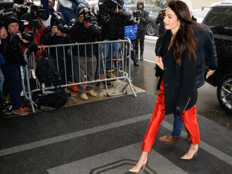 Amal Clooney : canonissime dans une combi bustier rouge pour la baby shower de Meghan Markle!
