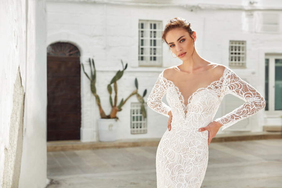 Des robes de mari?�e avec un d?�collet?� vertigineux pour lui faire tourner la t??te - Femme Actuelle