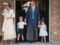 Kate Middleton et le prince Louis, le duc de Cambridge tenant par la main George et Charlotte