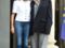 Brigitte Macron en jean et veste blanche pour accueillir Rihanna