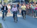 Emmanuel Macron et Brigitte Macron à bicyclette 