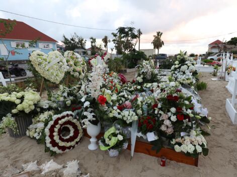 La tombe de Johnny Hallyday déjà très fleurie par ses proches et ses fans
