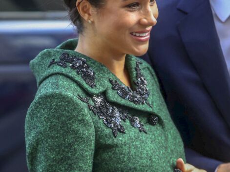 Meghan Markle, très enceinte : mains sur le ventre en manteau vert comme Kate Middleton, la duchesse fait sensation