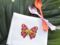 Broderie : un papillon multicolore au point de croix