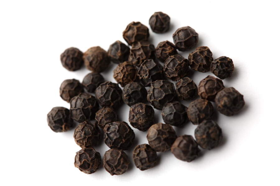 Перец черный белый красный. Черный перец на белом фоне. Костянки черного перца