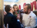 Emmanuel Macron embrasse une enfant portée par le chef Guillaume Gomez
