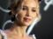 Un chignon avec des fleurs comme Jennifer Lawrence