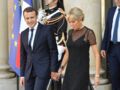 Le couple présidentiel main dans la main devant le parvis de l'Élysée