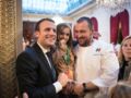 Emmanuel Macron, une enfant, et le chef Guillaume Gomez, chef cuisinier au palais de l'Élysée