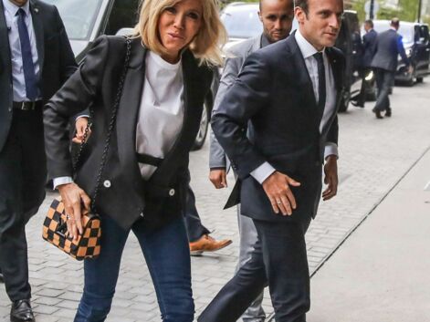 PHOTOS – Brigitte Macron ose le jean ultra moulant avec un blazer chic