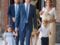 George Charlotte, le prince William, Harry, Kate Middleton et le prince Louis dans ses bras