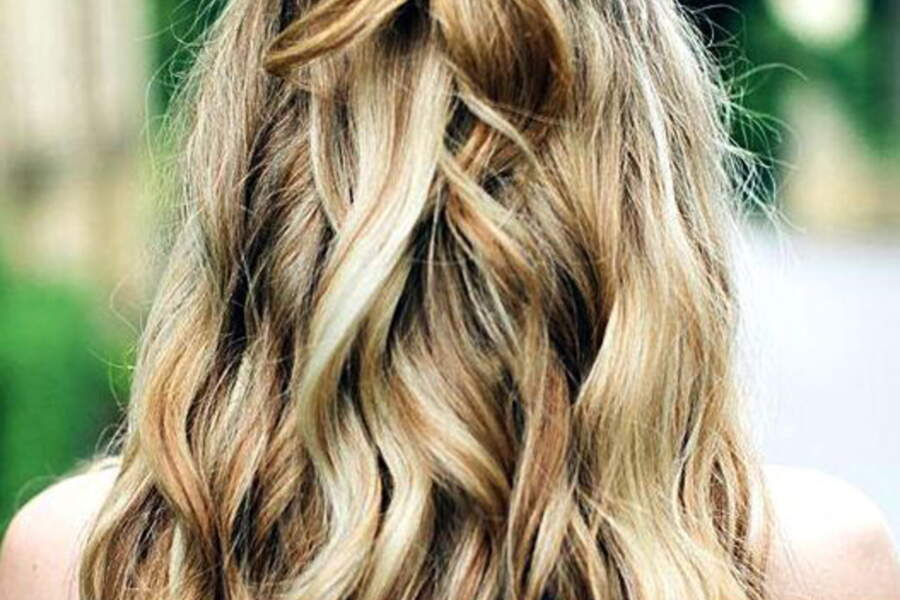 15 coiffures d’été pour cheveux bouclés - Femme Actuelle