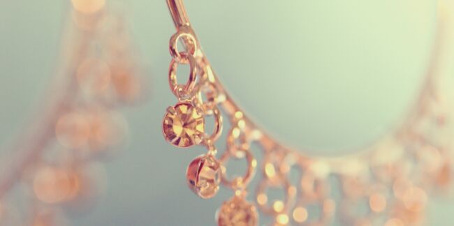 7 trucs et astuces pour nettoyer les bijoux en or