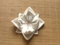 Le pliage de serviette en forme de lotus