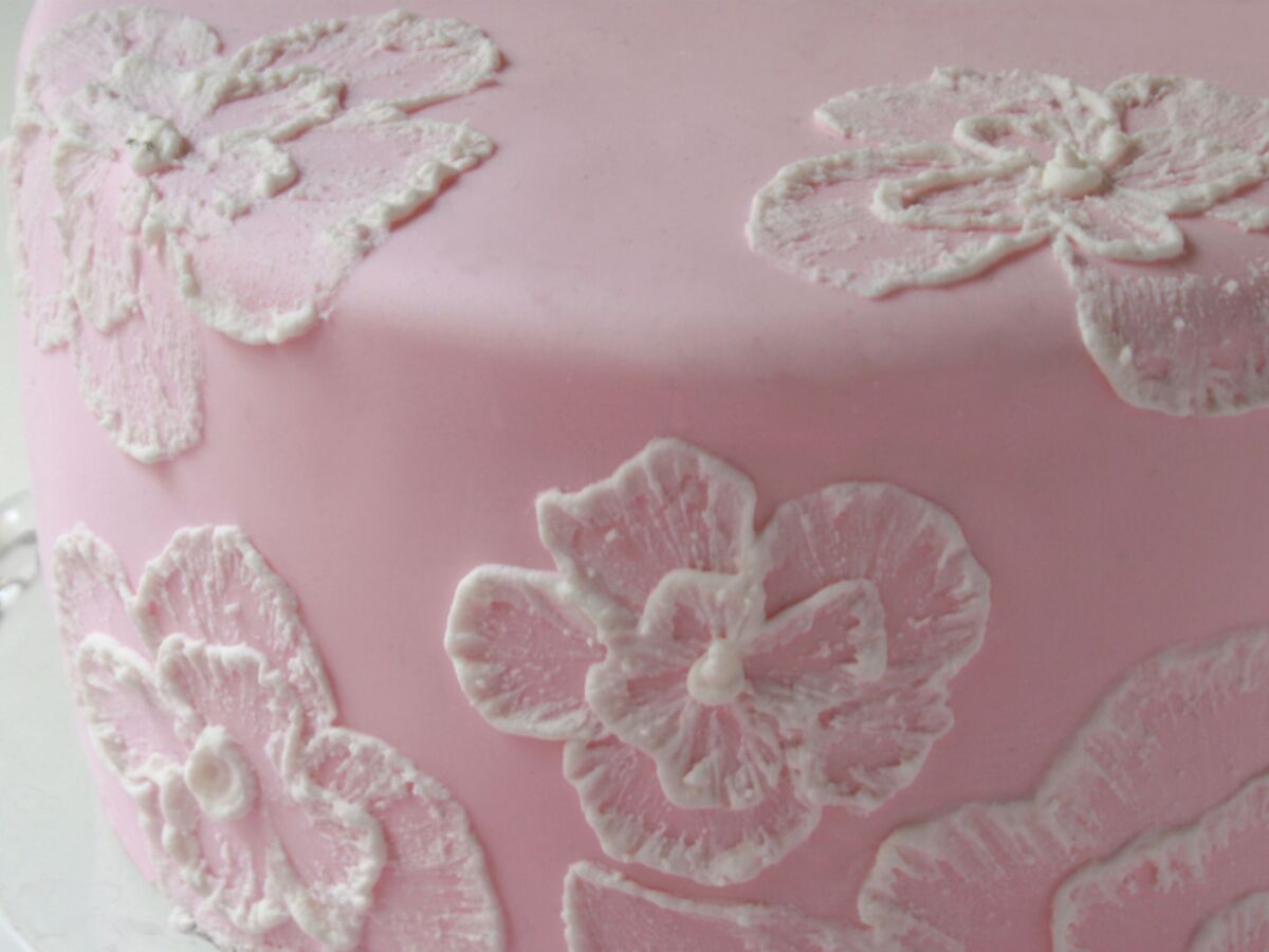 Video Comment Dessiner Des Fleurs Sur Un Gateau Femme Actuelle Le Mag