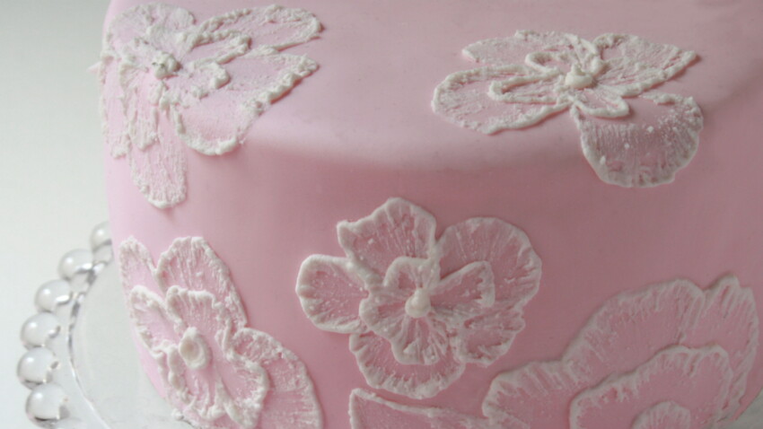 Video Comment Dessiner Des Fleurs Sur Un Gateau Femme Actuelle Le Mag