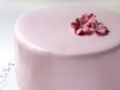 Vidéo : Comment décorer un gâteau avec de la pâte à sucre