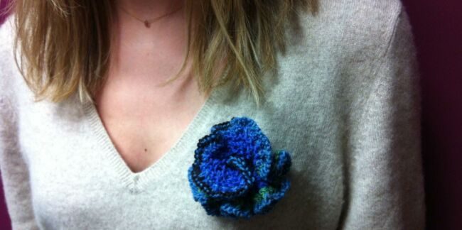 Une broche en fleur au tricot