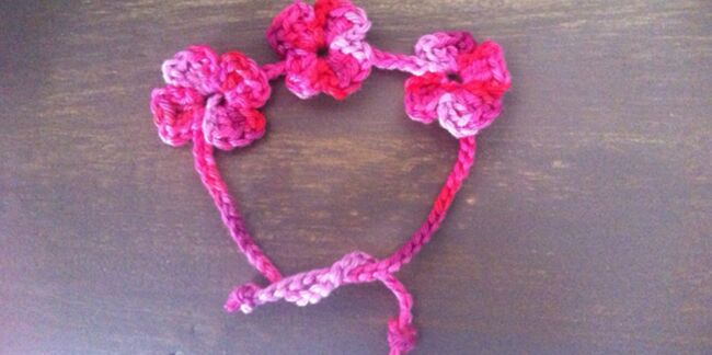 Un bracelet guirlande de fleurs au crochet
