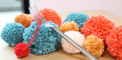 Faire un pompon avec une fourchette