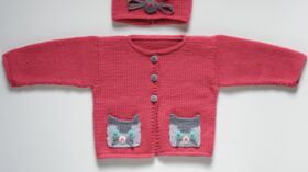 Tricot Bebe Un Gilet Sans Manches Et Des Chaussons Assortis Femme Actuelle Le Mag