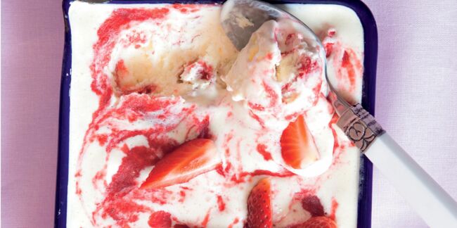 Glace au yaourt et coulis de fraise