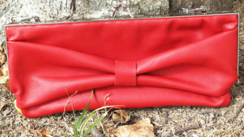 Une pochette noeud en cuir rouge