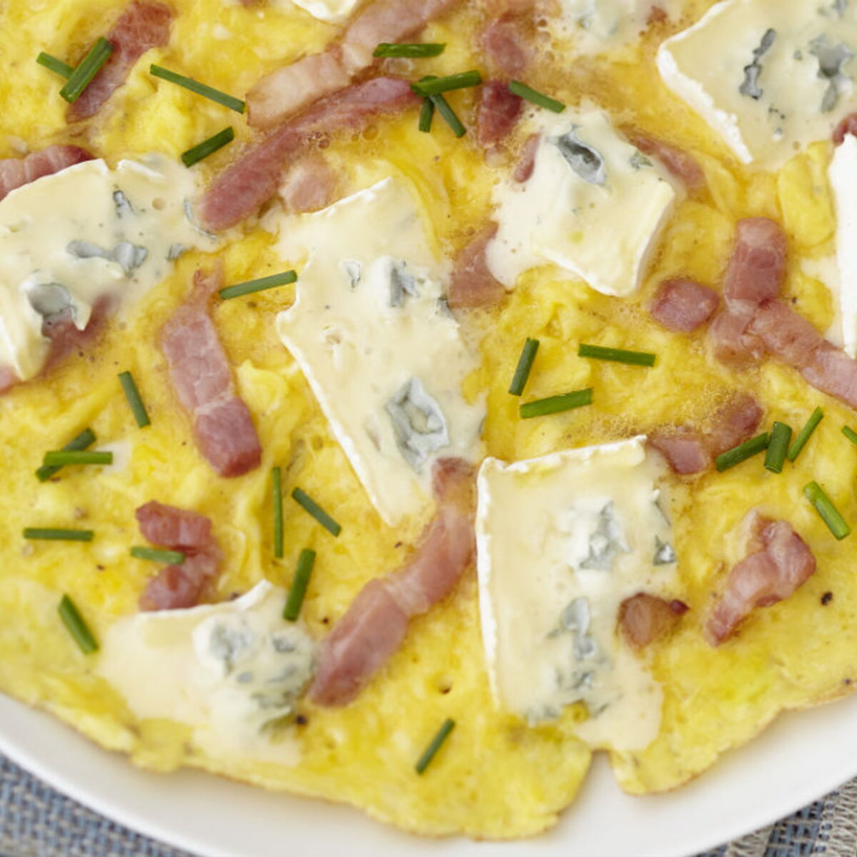 Omelette De Lardons Et Ciboulette Au Bleu Femme Actuelle Le Mag