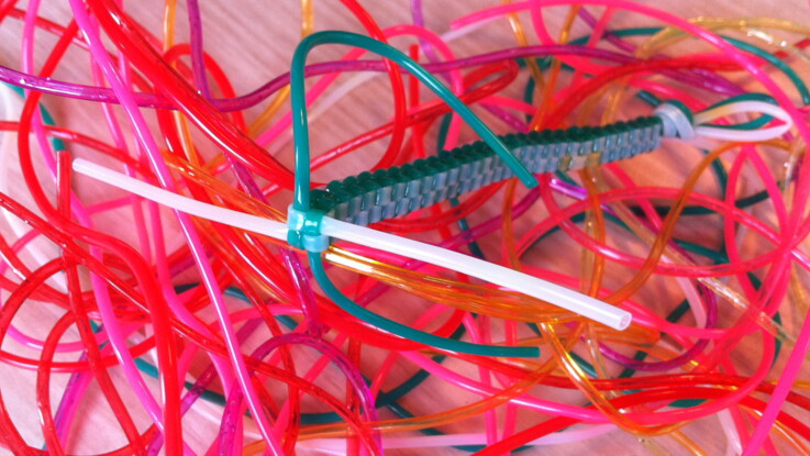 Comment faire un bracelet scoubidou carré ? : Femme Actuelle Le MAG