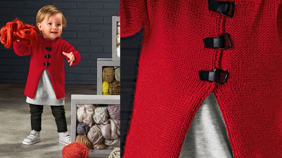 Le manteau rouge layette au tricot et crochet