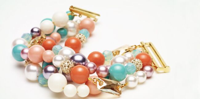 Un bracelet manchette à perles