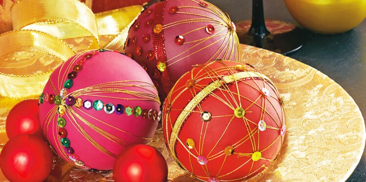 Des Boules De Noël En Sequins Et Fils Tendus Femme