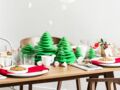 Une décoration de table de Noël traditionnelle en rouge et vert
