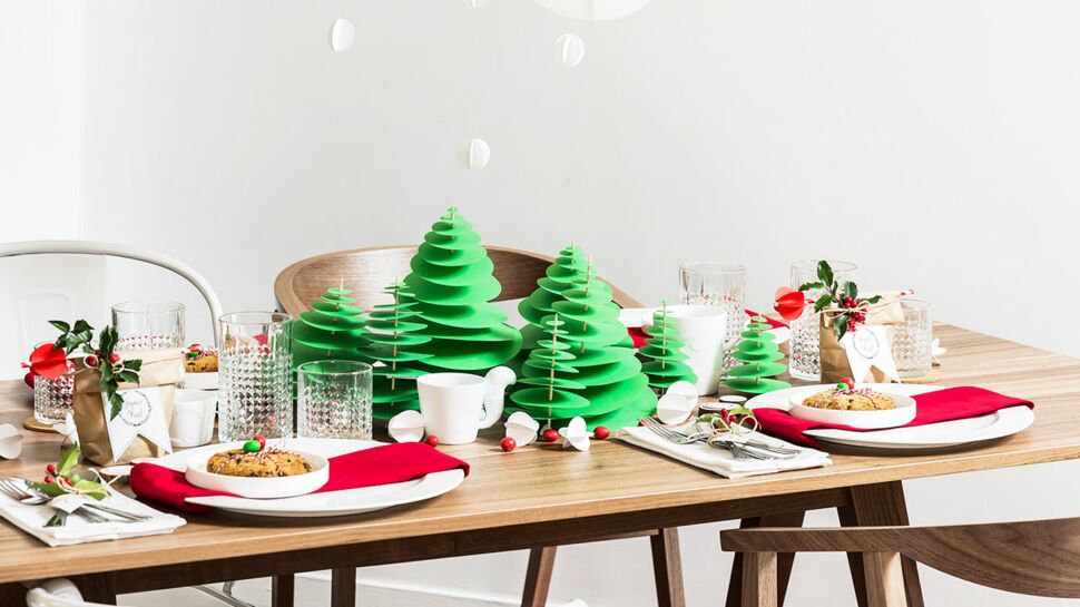Une décoration de table de Noël traditionnelle en rouge et vert