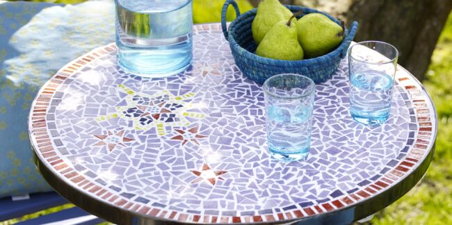 DIY : une table de jardin en mosaïque