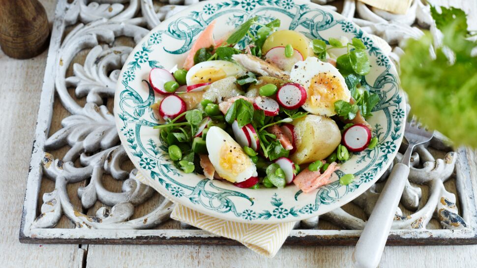 Salade de pommes de terre au saumon et œufs mollets