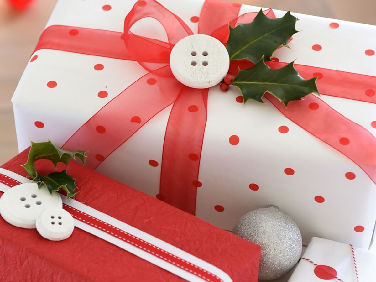 rouge surprise Noël cadeau blanc paquet isolé boîte présent ruban