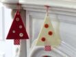 Idée express de Noël : sapins rouges et blancs à suspendre