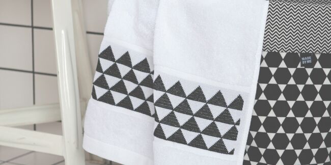 Une frise géométrique à broder sur une serviette