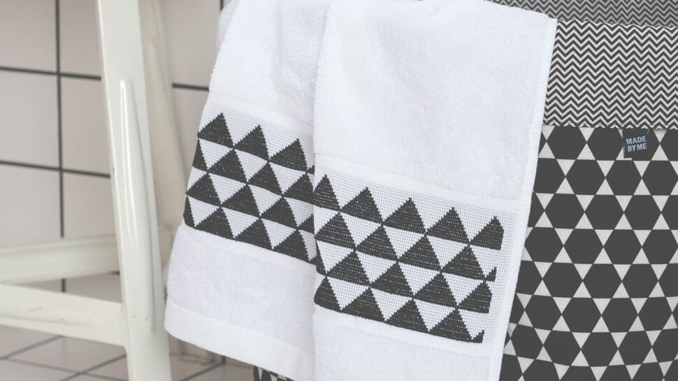 Une frise géométrique à broder sur une serviette