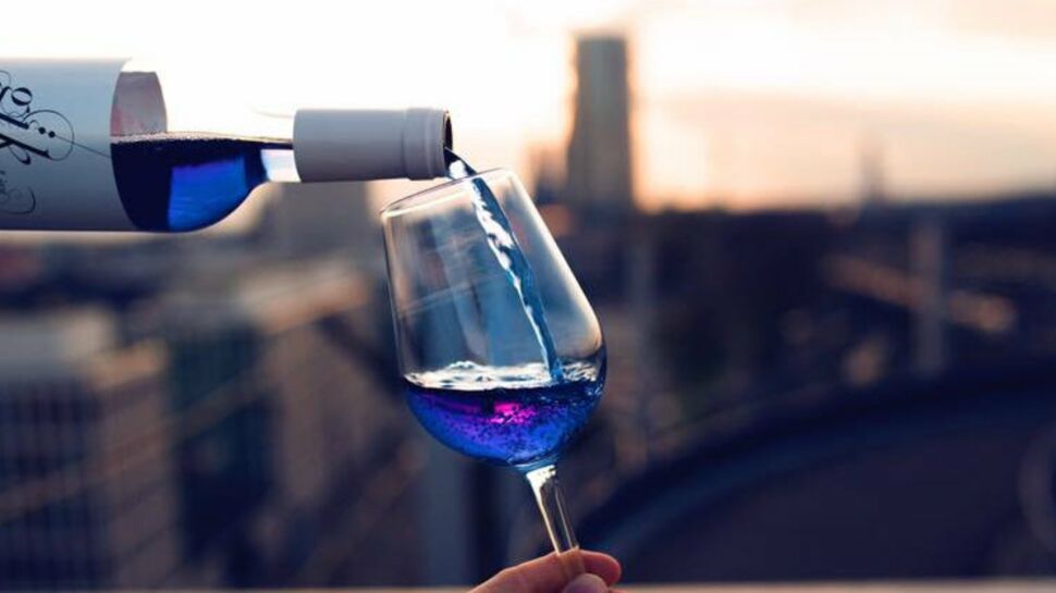 Vous prendrez bien un verre de vin bleu ?