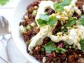 Salade de quinoa rouge aux haricots, sauce crémeuse au tahiné