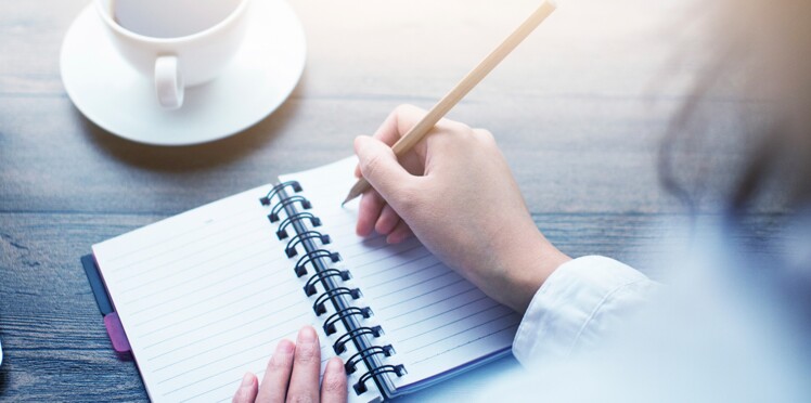 Écrire un journal intime, ça booste l'estime de soi !  Femme Actuelle