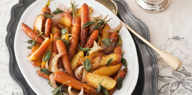 Carottes fanes et pommes de terre à la sauge rôties au four : Femme